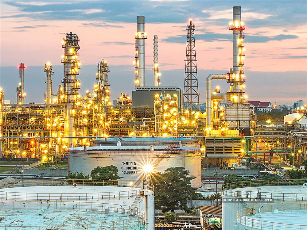 Không phải dệt may mà chính hóa dầu, viễn thông mới là những mỏ vàng khiến Reliance phất lên trông thấy. Nguồn lợi nhuận khổng lồ thu về từ khu tổ hợp tinh chế dầu lớn nhất thế giới mang tên Jamnagar nằm ở phía Tây bờ biển Ấn Độ là một trong những chìa khóa đưa Reliance lọt top những doanh nghiệp giá trị nhất toàn cầu. Ảnh: The Economic Times