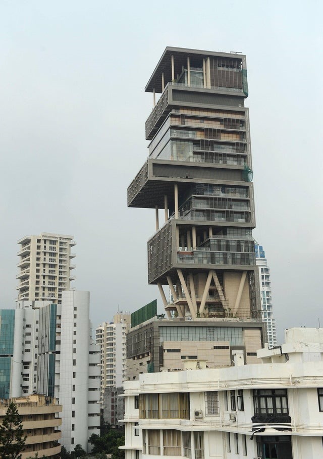 Antilia cao 27 tầng ở giữa thủ đô Mumbai. Để phục vụ và vận hành ngôi nhà, tỉ phú giàu có nhất Ấn Độ phải thuê đến 600 nhân viên. Tòa nhà này được cho là kiên cố tuyệt đối, với sức chống đỡ những trận động đất cường độ 8 richter. Ảnh: Reddit