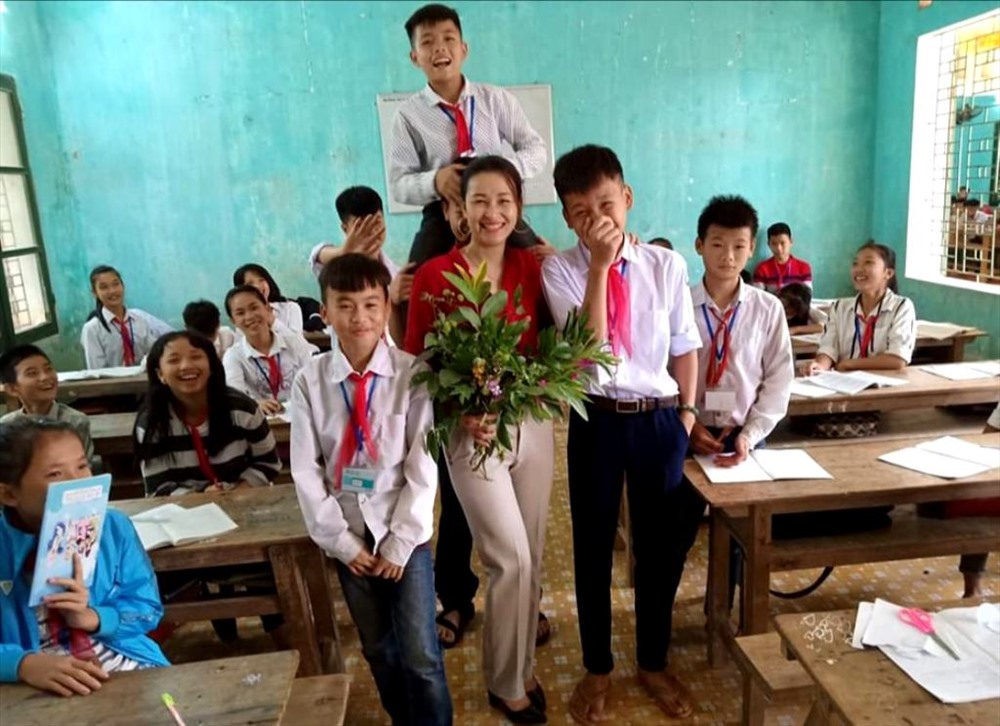 Cua, ốc, hoa dại... những món quà đẹp nhất ngày Nhà giáo Việt Nam
