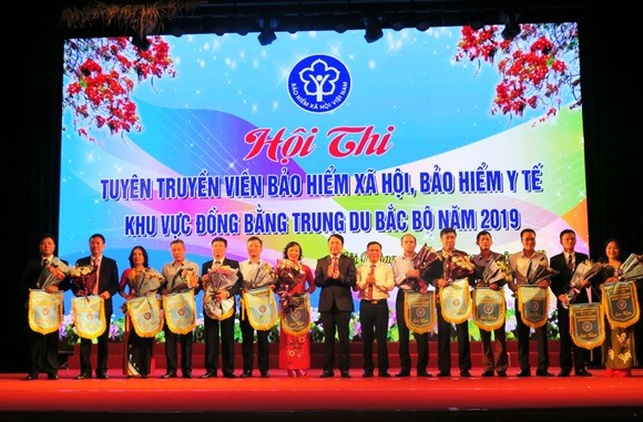 ​​​​​​​Lãnh đạo BHXH Việt Nam và Lãnh đạo TP.Hải Phòng trao cờ lưu niệm cho các đội thi.