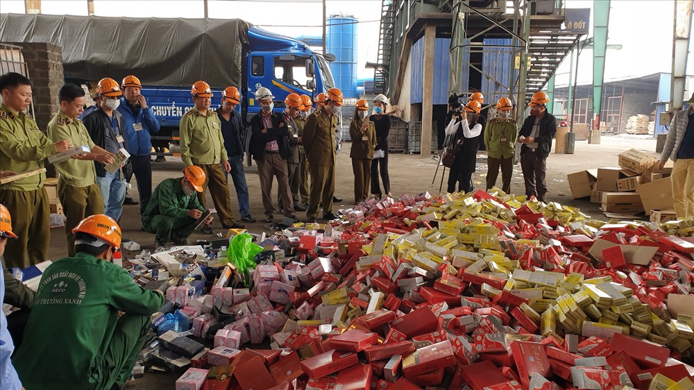 Lực lượng Quản lý thị trường Hà Nội tiến hành tiêu hủy 6 tấn hàng hóa vi phạm. Ảnh: Q.L