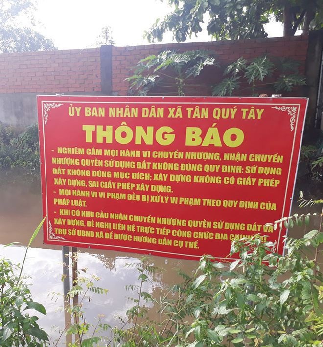 Biển báo cấm phía bên ngoài dự án của Hoàng Kim Kand tại huyện Bình Chánh