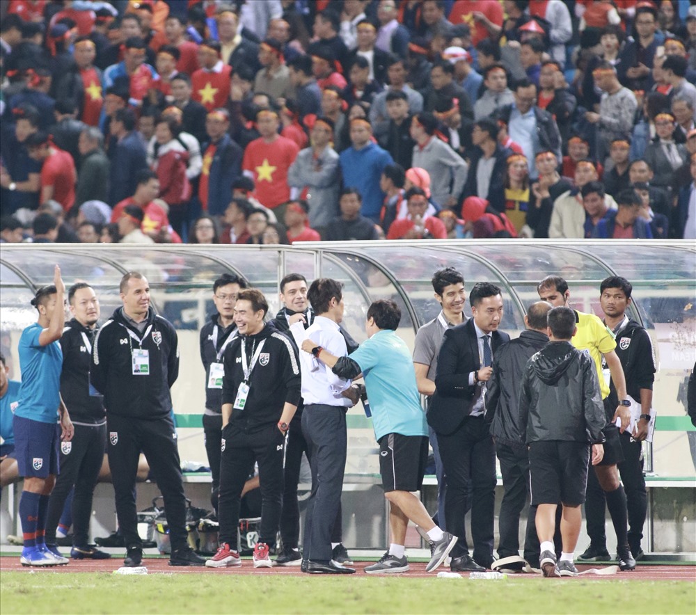 Huấn luyện viên Park Hang-seo sang nói chuyện và sẵn sàng “chiến đấu” với trợ lý đội tuyển Thái Lan. Ảnh: H.A