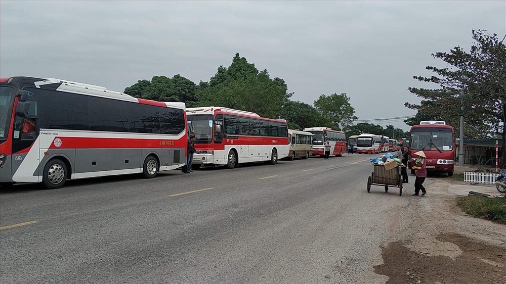 Đoàn xe chở khách bị kẹt lại tại trạm Km 15. Ảnh: CTV