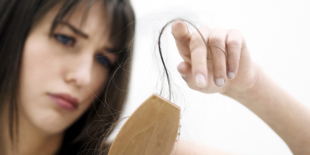 Gãy rụng tóc cũng có thể hạn chế bằng việc bổ sung Vitamin C. Ảnh: T. L.