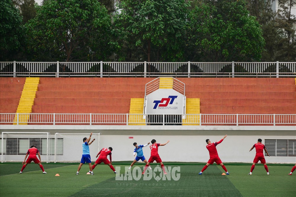 Các tuyển thủ Việt Nam đang làm quen với sân cỏ nhân tạo. Ảnh: Phan Anh
