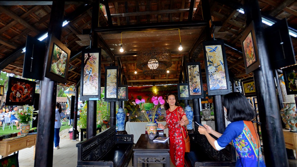 Tranh pháp lam Huế trưng bày tại Festival Nghề truyền thống Huế 2019. Ảnh: Thái Hoàng