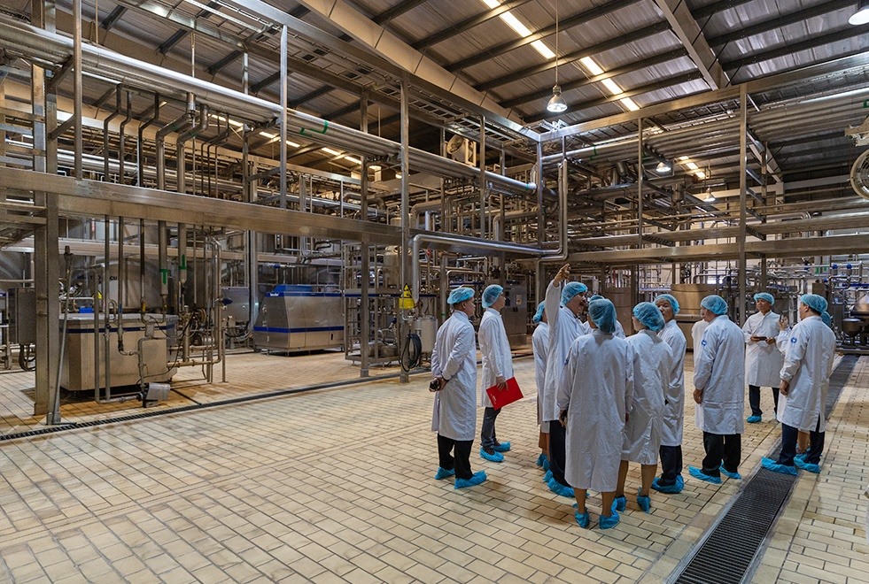 Đoàn công tác gồm Sở Y tế, Sở Tư pháp và Ban An toàn Vệ sinh Thực phẩm TP.HCM đã có chuyến kiểm tra quy trình sản xuất sữa học đường cung cấp cho các trường học trên địa bàn thành phố tại Nhà máy sữa Việt Nam (Vinamilk).