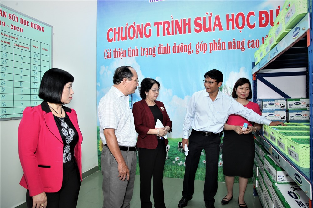 Bà Bùi Thị Diễm Thu, Phó Giám đốc Sở GD & ĐT TP.HCM cùng đoàn công tác khảo sát việc triển khai chương trình tại các điểm trường.