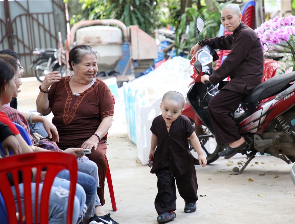 Ngoài “5 chú tiểu“, bé Đức Tâm là thành viên mới, nhỏ tuổi ở tịnh thất Bồng Lai được nhiều người chú ý. Ảnh: K.Quan.