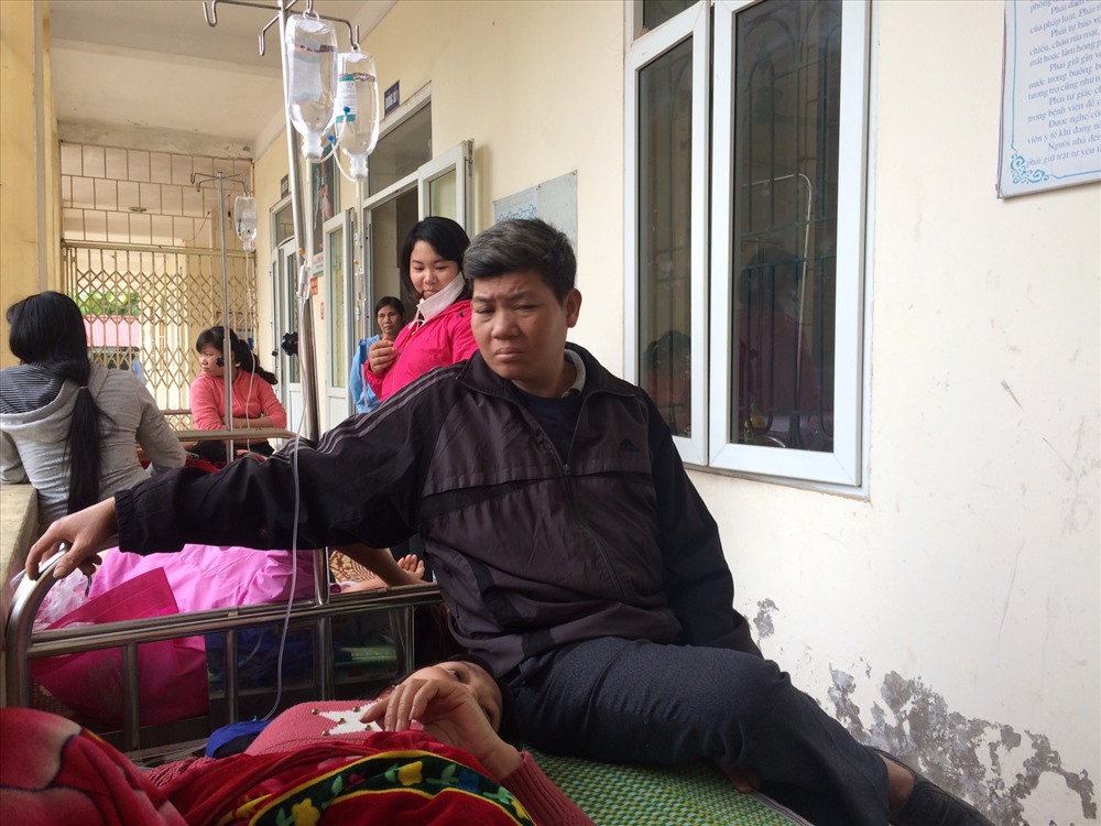 Công nhân Công ty Giày Lập Thạch đang điều trị tại Trung tâm Y tế huyện Lập Thạch chiều 21.11. Ảnh: PV
