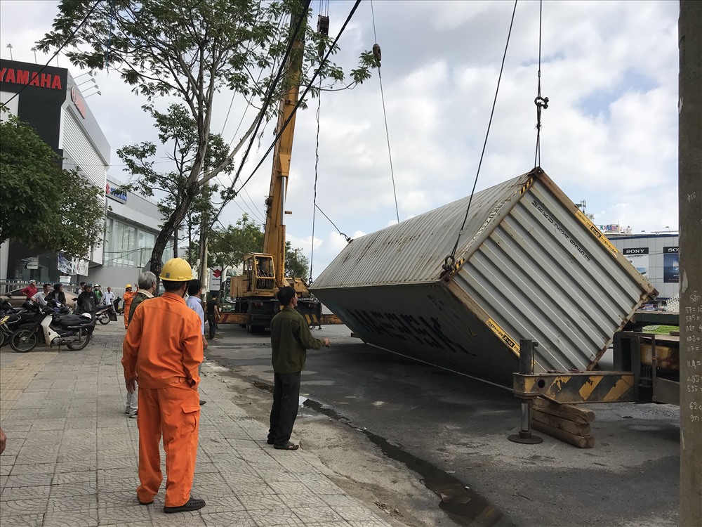 Sau hơn 30 phút, đơn vị cứu hộ đã dời thùng container đi. Ảnh: B.T