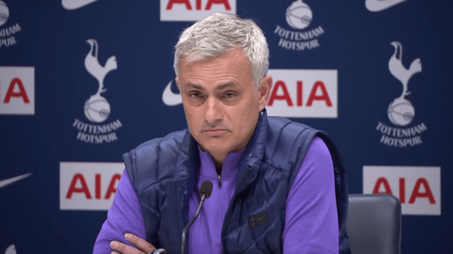 Mourinho trả lời họp báo với bộ đồ tập của Tottenham. Ảnh: Mero