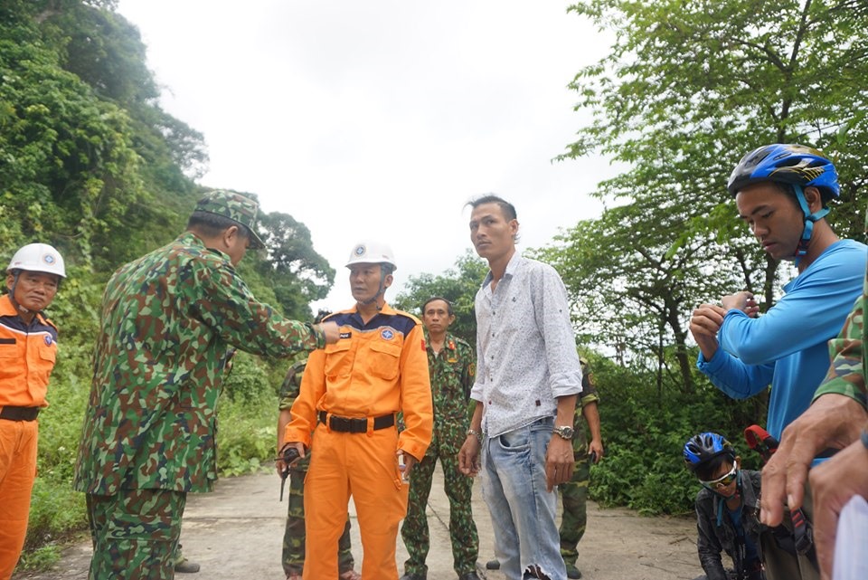Lực lượng cứu hộ tiến hành tìm kiếm nạn nhân tại bán đảo Sơn Trà. Ảnh: Hồ Giáp