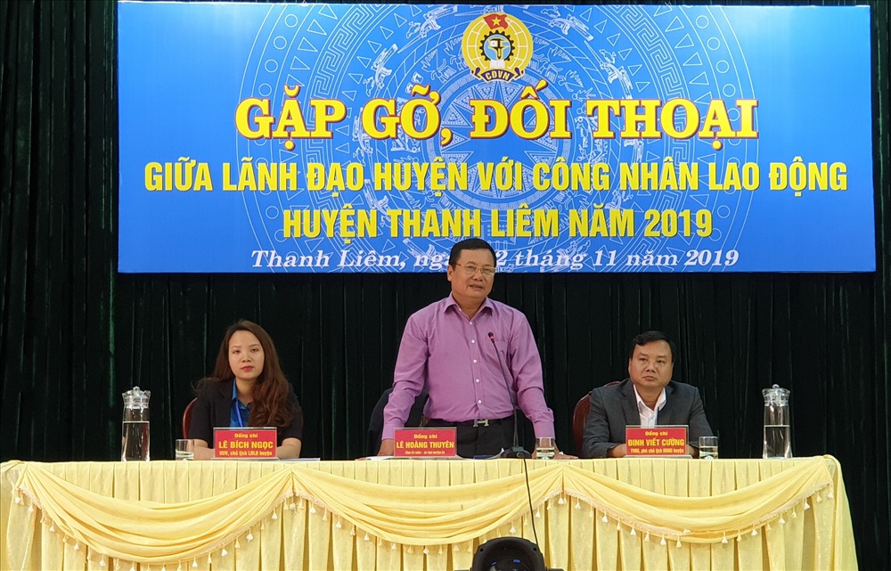 Đồng chí Lê Hoàng Thuyên, Bí thư Huyện ủy Thanh Liêm phát biểu tại chương trình đối thoai.