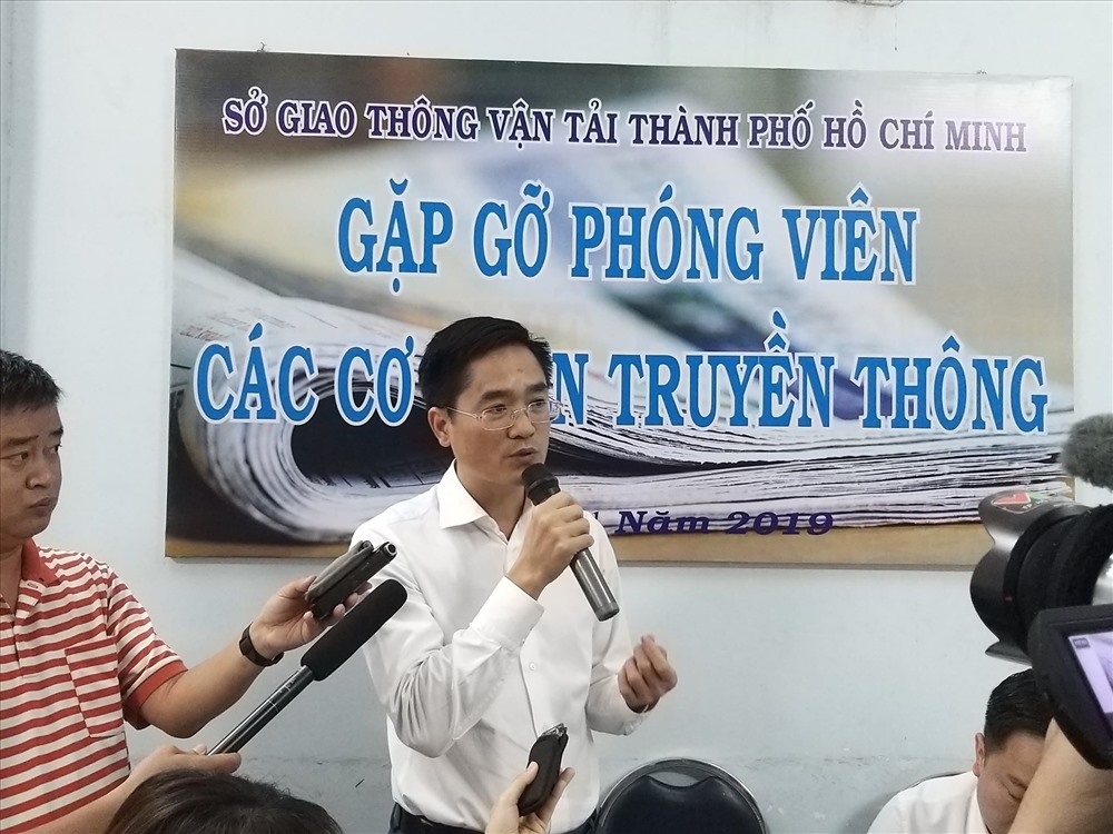 Giám đốc Sở GTVT TPHCM Trần Quang Lâm trao đổi tại buổi họp.