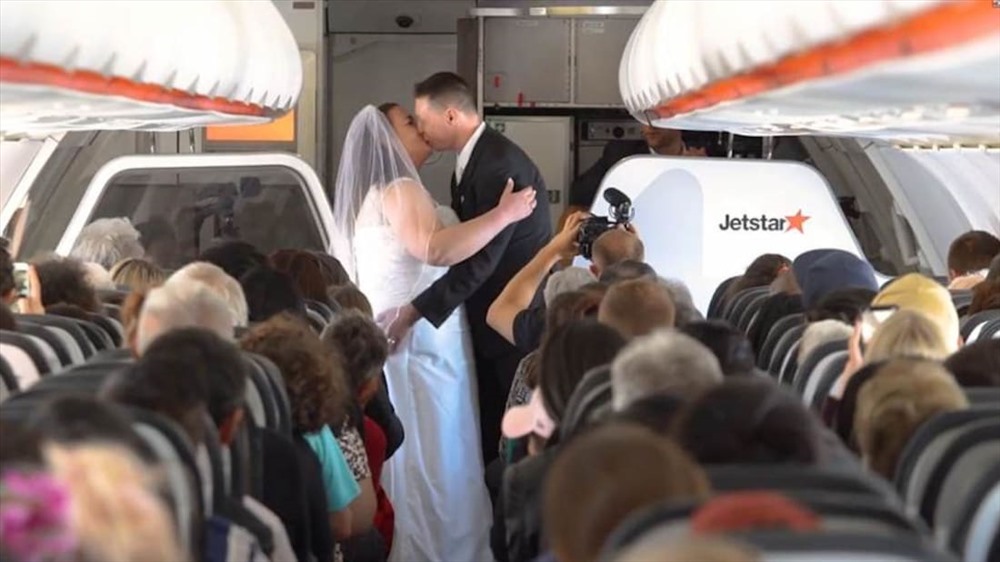 Hôn lễ được tổ chức trên máy bay, dưới sự chứng kiến của nhiều hành khách. Ảnh: CNN.
