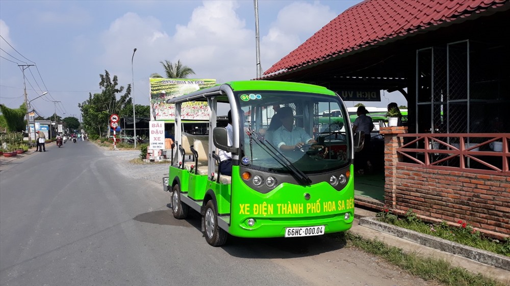 Xe điện đưa đón khách trong Làng hoa