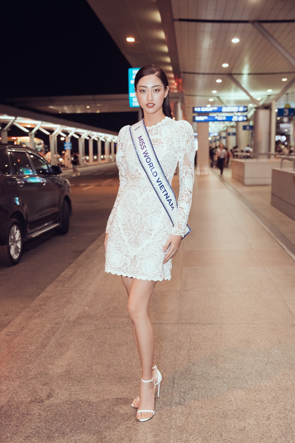 Sau khoảng thời gian chuẩn bị chỉn chu và kĩ lưỡng, Hoa hậu Lương Thùy Linh đã chính thức lên đường sang Anh để tới với Miss World 2019. Ảnh: Sen Vàng.