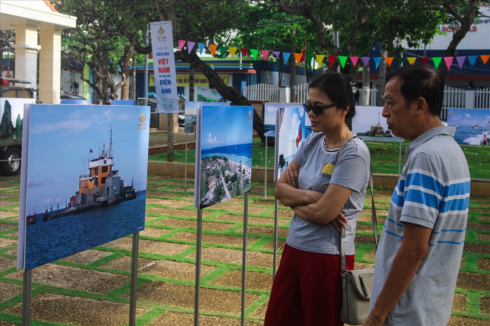 Triển lãm giới thiệu đến người xem 200 hình ảnh về biển đảo Việt Nam từ số phim tài liệu, phim truyện.