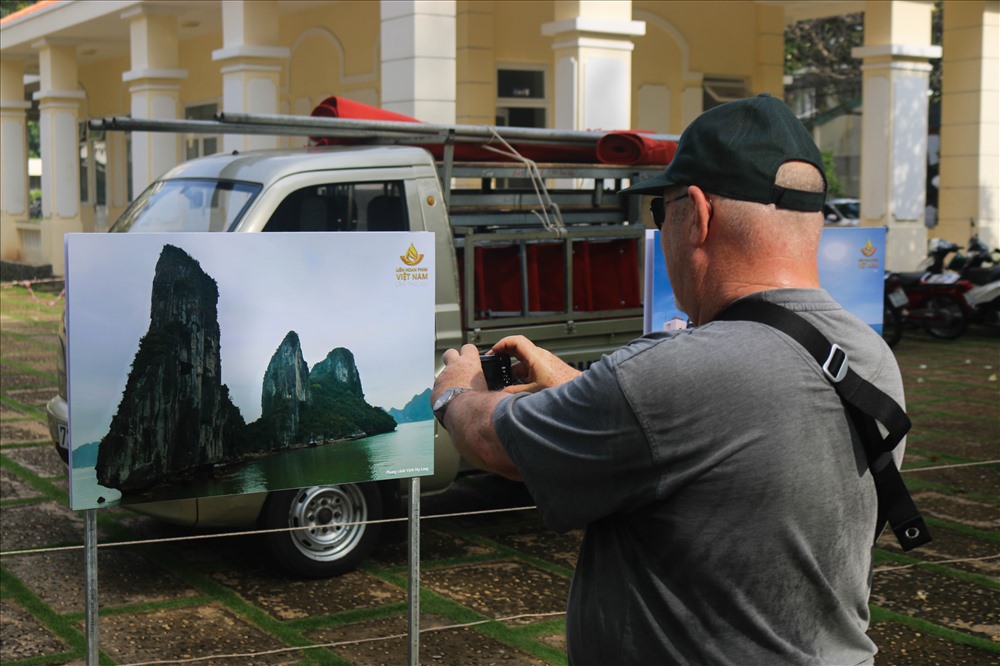 Triển lãm thu hút cả những du khách nước ngoài đang du lịch tại Vũng Tàu.