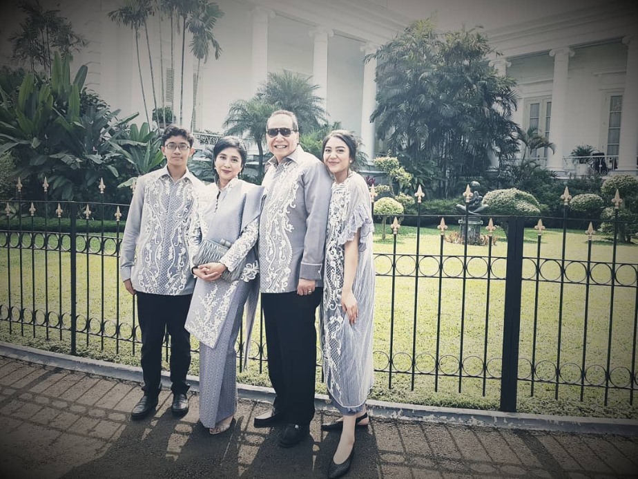Một vài hình ảnh khác về cố vấn trẻ tuổi Putri Indahsari Tanjung và gia đình. Ảnh: Akurat, dream.co.id.