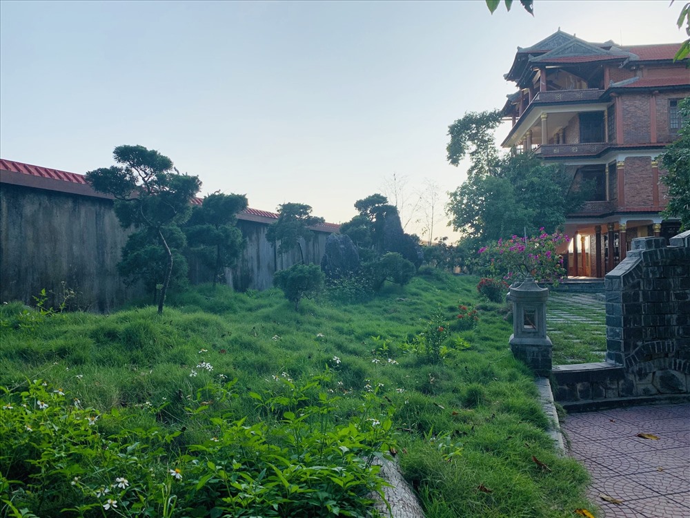 Khuôn viên chùa rất nhiều cây xanh. Ảnh: TT.