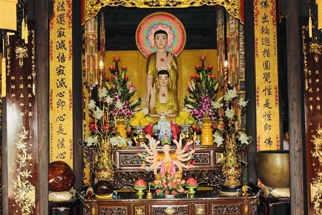Bên trong chánh điện chùa. Ảnh: TT.