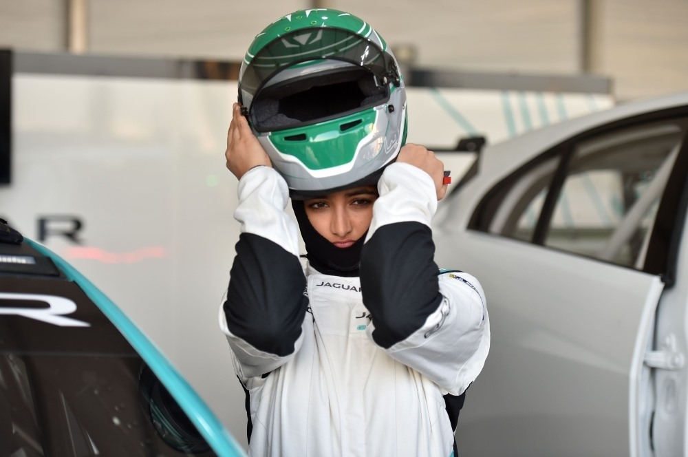 Cô tham gia thi đấu hôm 22 và 23.11 trong cuộc đua Jaguar I-PACE eTROPHY ở Diriyah, gần thủ đô Riyadh. Ảnh: AFP.