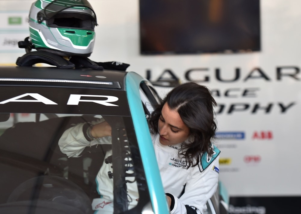 Cô tham gia sự kiện mà những nhà tổ chức gọi là tài xế khách mời “VIP” - trở thành người phụ nữ Saudi đầu tiên đua xe trên lãnh thổ nước này. Ảnh: AFP.