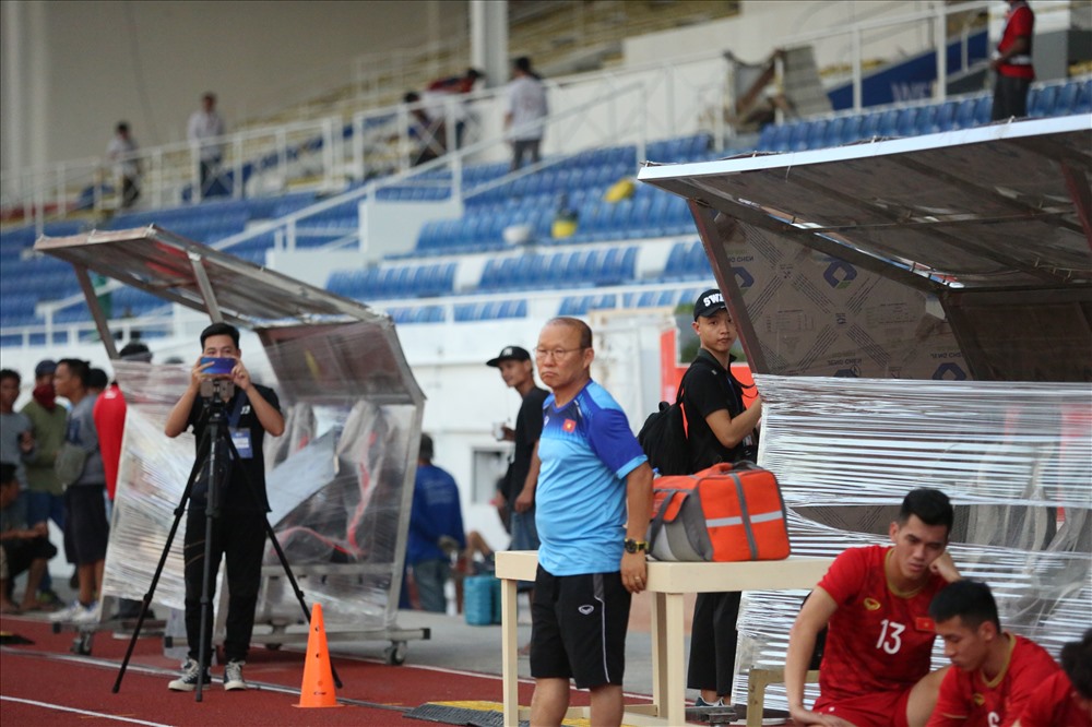 Huấn luyện viên Park Hang-seo ngán ngẩm vì phải chờ đợi tới hơn 30 phút để có thể cho đội tập luyện. Ảnh: HOÀI THU
