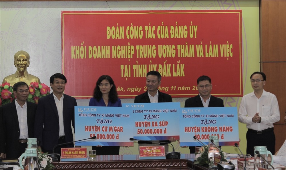 Nhiều doanh nghiệp thuộc Khối đã trao tặng tiền mặt cùng hiện vật đến các địa phương nghèo tại Đắk Lắk.  Ảnh: HL