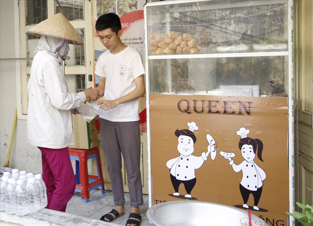 Tình nguyện viên hỗ trợ cho quán bánh mì có cả các sinh viên trên địa bàn thành phố Đà Nẵng. Ảnh: T.A - M.L