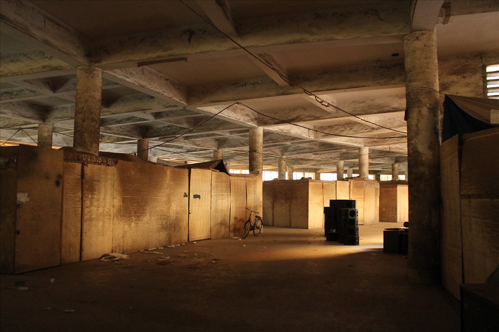 Tầng 2 của chợ Sắt bỏ hoang, được các tiểu thương tận dụng để mông loa, làm kho cất giữ hàng hóa. Ảnh ĐL