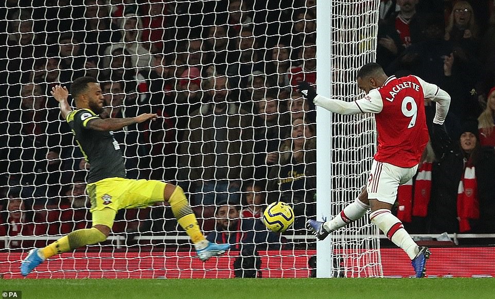 Lacazette (phải) giúp Arsenal giữ lại 1 điểm ở Emirates. Ảnh: Getty Images