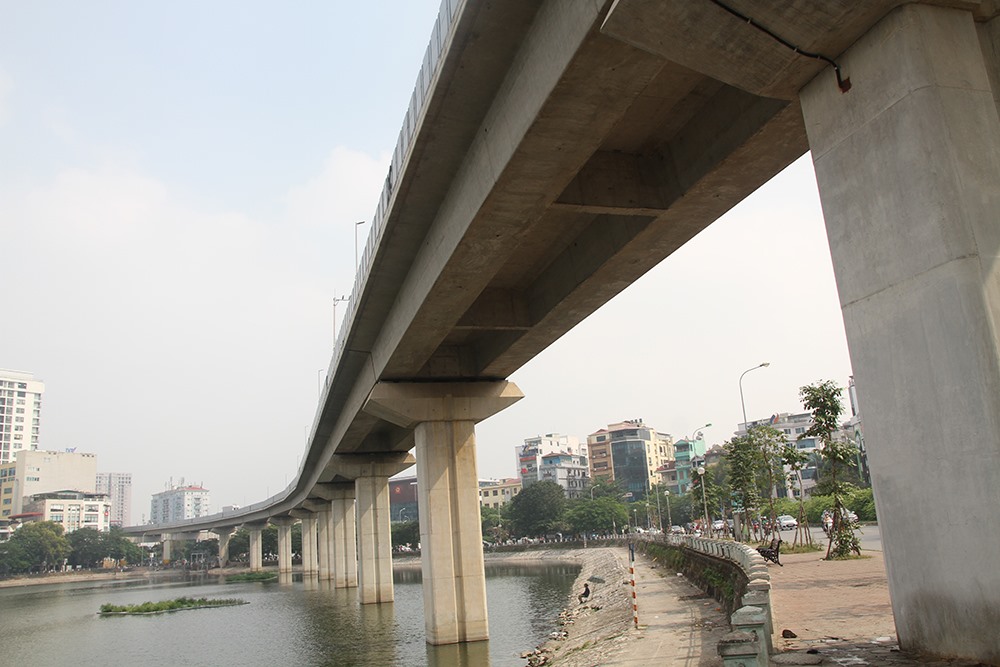 Tuyến đường sắt đô thị Cát Linh - Hà Đông dài 13km, điểm đầu tại ga Cát Linh, điểm cuối tại ga Yên Nghĩa. Trên tuyến có 12 nhà ga trên cao, đường ray đôi khổ 1.435mm.