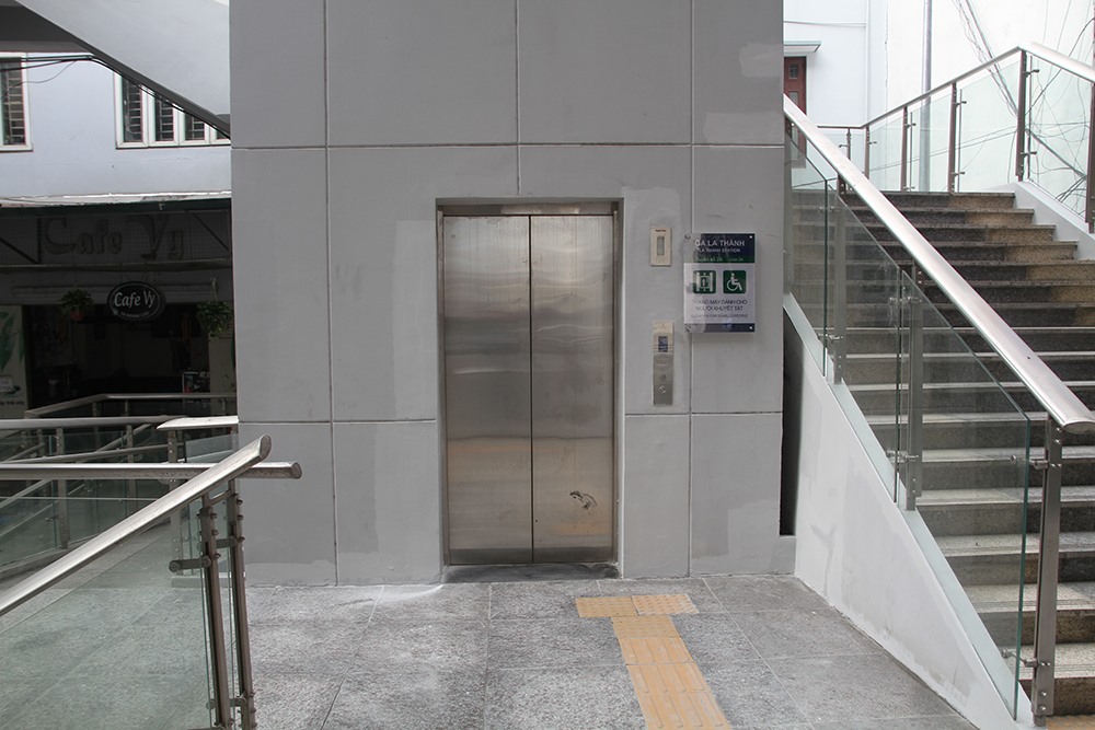 Thanh máy, thang cuốn ở các ga đã được hoàn thiện, chỉ chờ đợi đóng điện để phục vụ người dân.