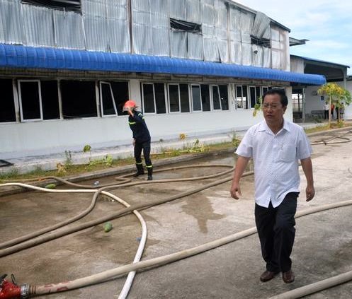 Chủ tịch UBND tỉnh Sóc Trăng Trần Văn Chuyện có mặt tại hiện trường chỉ đạo công tác PCCC và tìm nguyên nhân xảy ra vụ cháy (ảnh Nhật Hồ)