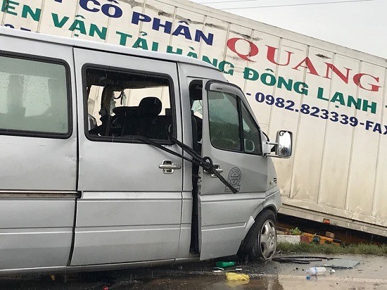 Do xe khách lấn làn đường tông trực diện xe container khiến 13 người thương vong. Ảnh: CTV