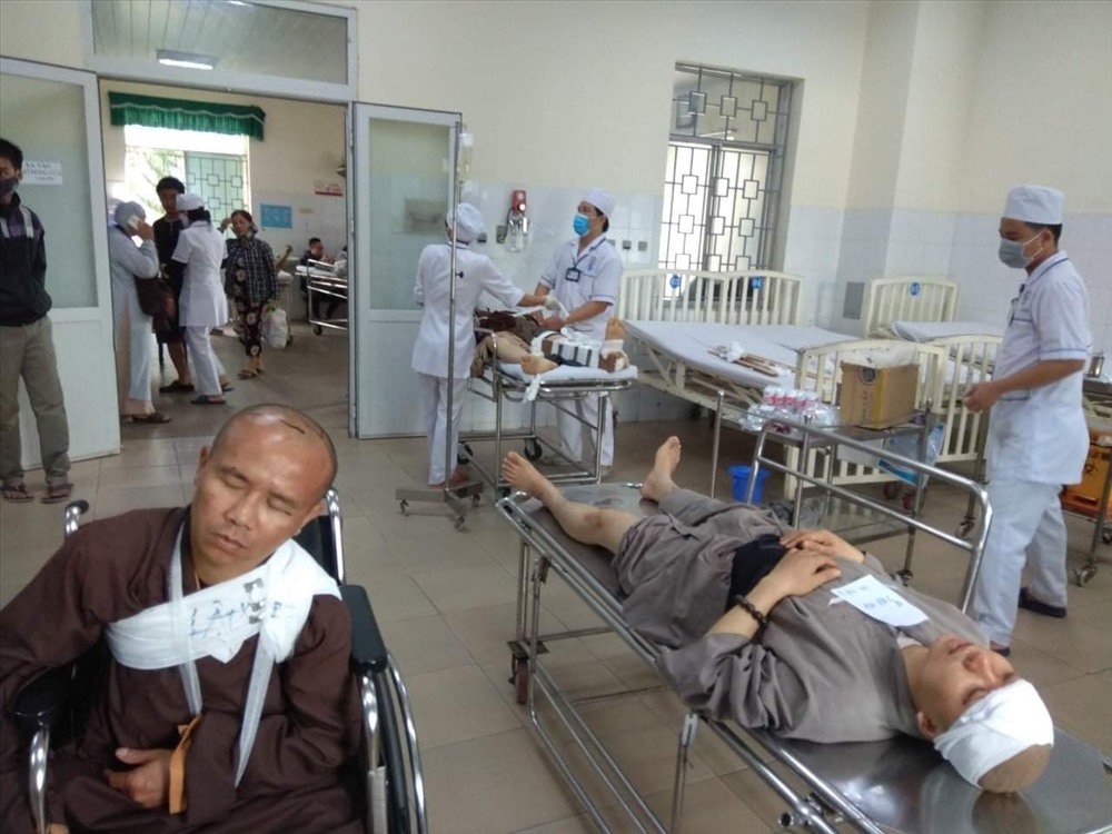 Hiện 10 nạn nhân bị thương đang được điều trị tại bệnh viện Đa khoa tỉnh Quảng Ngãi. Ảnh: CTV