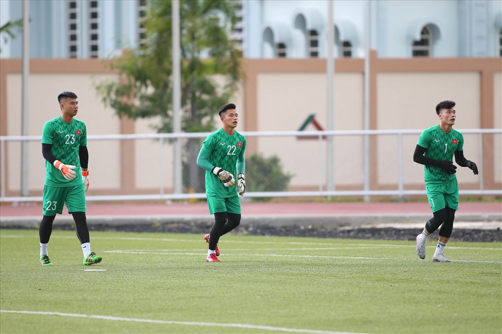 Ba thủ môn tập luyện phía góc sân Binan Stadium. Ảnh: HOÀI THU