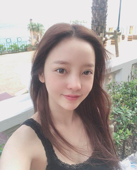 Goo Hara sinh năm 1991, từng là thành viên của nhóm nhạc Kara nổi tiếng xứ Hàn. Cô từng được mệnh danh là “tượng đài nhan sắc” xứ Hàn. Sự nghiệp của nữ ca sĩ xuống dốc không phanh kể từ sau tin tức hẹn hò bị phanh phui. Ảnh: IG.