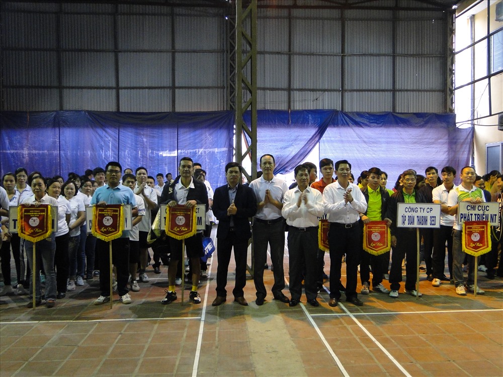 Lãnh đạo Sở NN&PTNT và LĐLĐ tỉnh trao cở lưu niệm cho các đội tham gia tại Hội thao