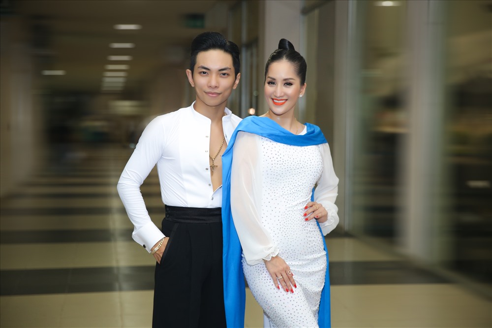 Cặp đôi Khánh Thi - Phan Hiển là một trong những cặp nghệ sĩ hạnh phúc khi có sự nghiệp vững vàng và gia đình kiểu mẫu. Cả hai cho biết, trải qua nhiều sóng gió, hiện cặp đôi đều trân trọng những gì đã có được.