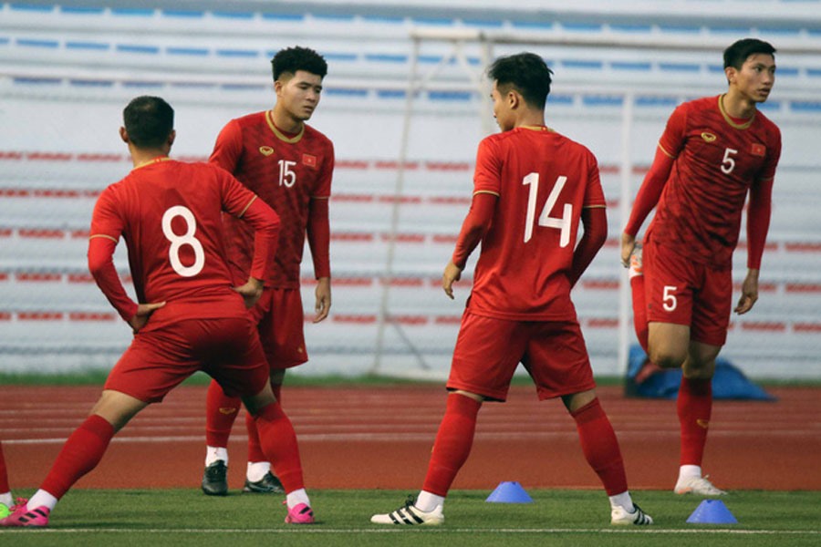 U.22 Việt Nam tập làm quen với sân thi đấu tại Philippines chuẩn bị cho trận gặp U.22 Brunei. Ảnh: TTXVN