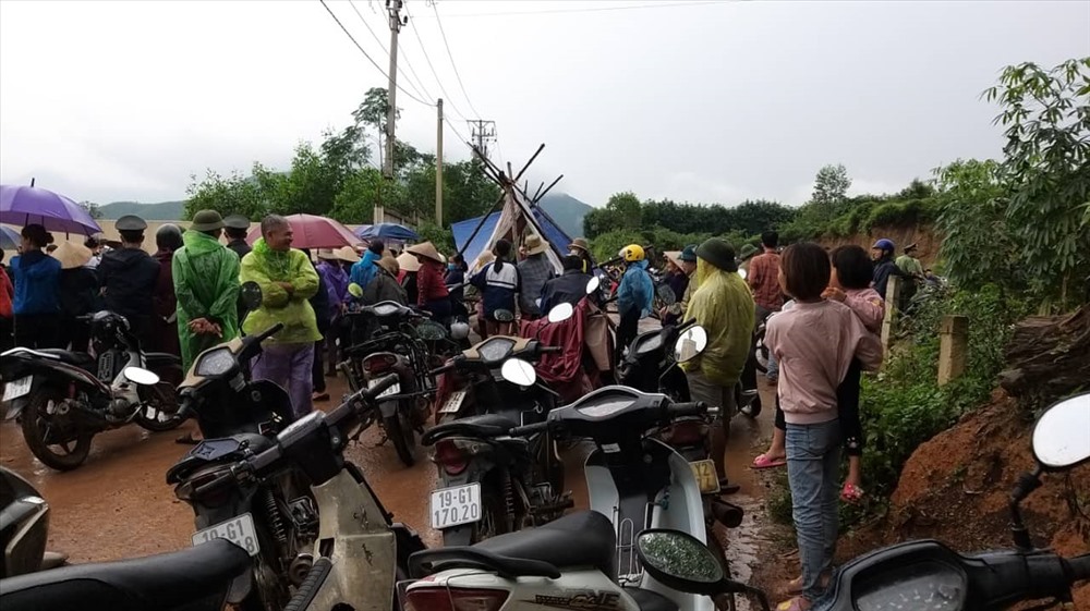 Dù mới vào hoạt động từ năm 2018, nhưng khu trang trại của Công ty TNHH MTV gia cầm Hòa Phát Phú Thọ tại xã Đồng Lương liên tục gây nên sự bức xúc cho người dân địa phương vì xả thải “bức tử” môi trường. Ảnh: Người dân cung cấp.