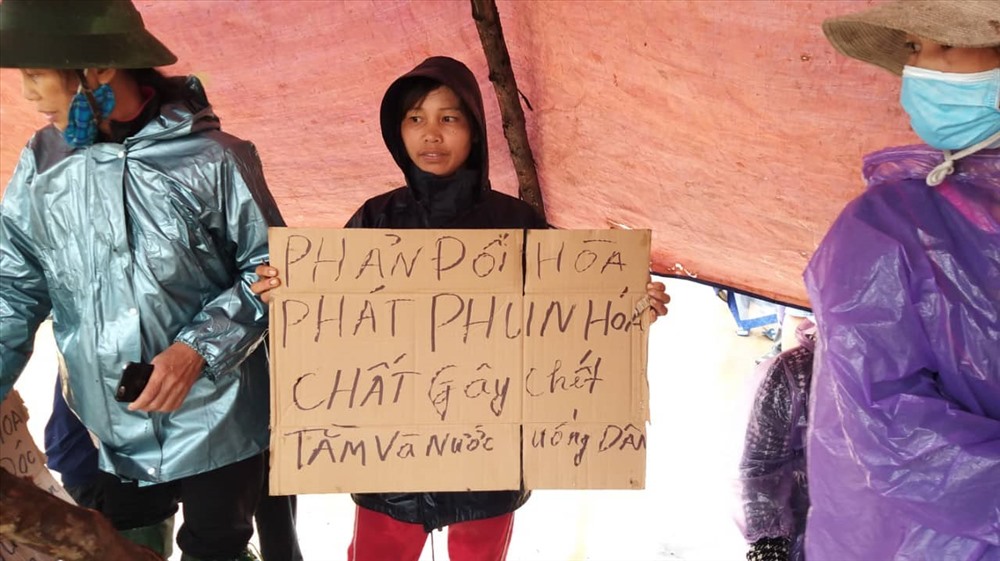 Dù mới vào hoạt động từ năm 2018, nhưng khu trang trại của Công ty TNHH MTV gia cầm Hòa Phát Phú Thọ tại xã Đồng Lương liên tục gây nên sự bức xúc cho người dân địa phương vì xả thải “bức tử” môi trường. Ảnh: Người dân cung cấp.