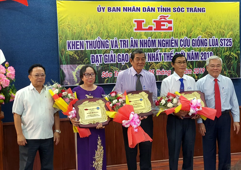 Bí thư Tỉnh ủy Sóc Trăng Phan Văn Sáu tặng hoa cho nhóm tác giả gạo ngon nhất thế giới (ảnh Nhật Hồ)