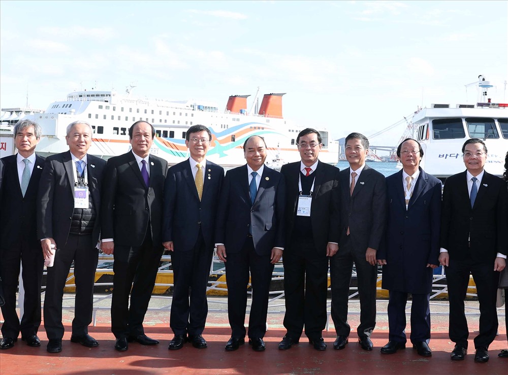 Thủ tướng Nguyễn Xuân Phúc thăm cảng biển Busan sáng 25.11. Ảnh: VGP