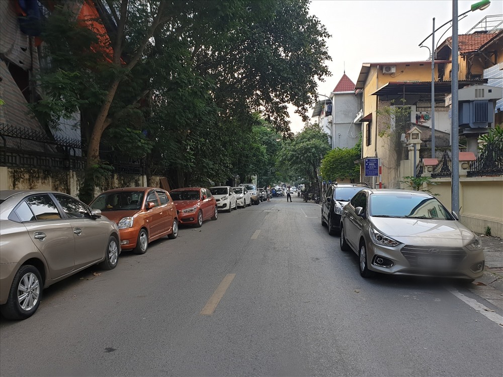 Dù có hay không có biển cấm, hai bên đường vẫn đều tăm tắp các hàng xe ô tô cho dù đây là tuyến phố áp dụng quy định đỗ xe theo ngày chẵn - lẻ. Ảnh: TG.